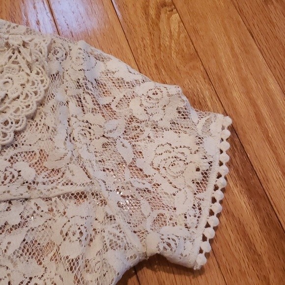 Lace Top Size S with a Pearl closure & 3 Pearl buttons in the front. Cream. - Picture 5 of 5